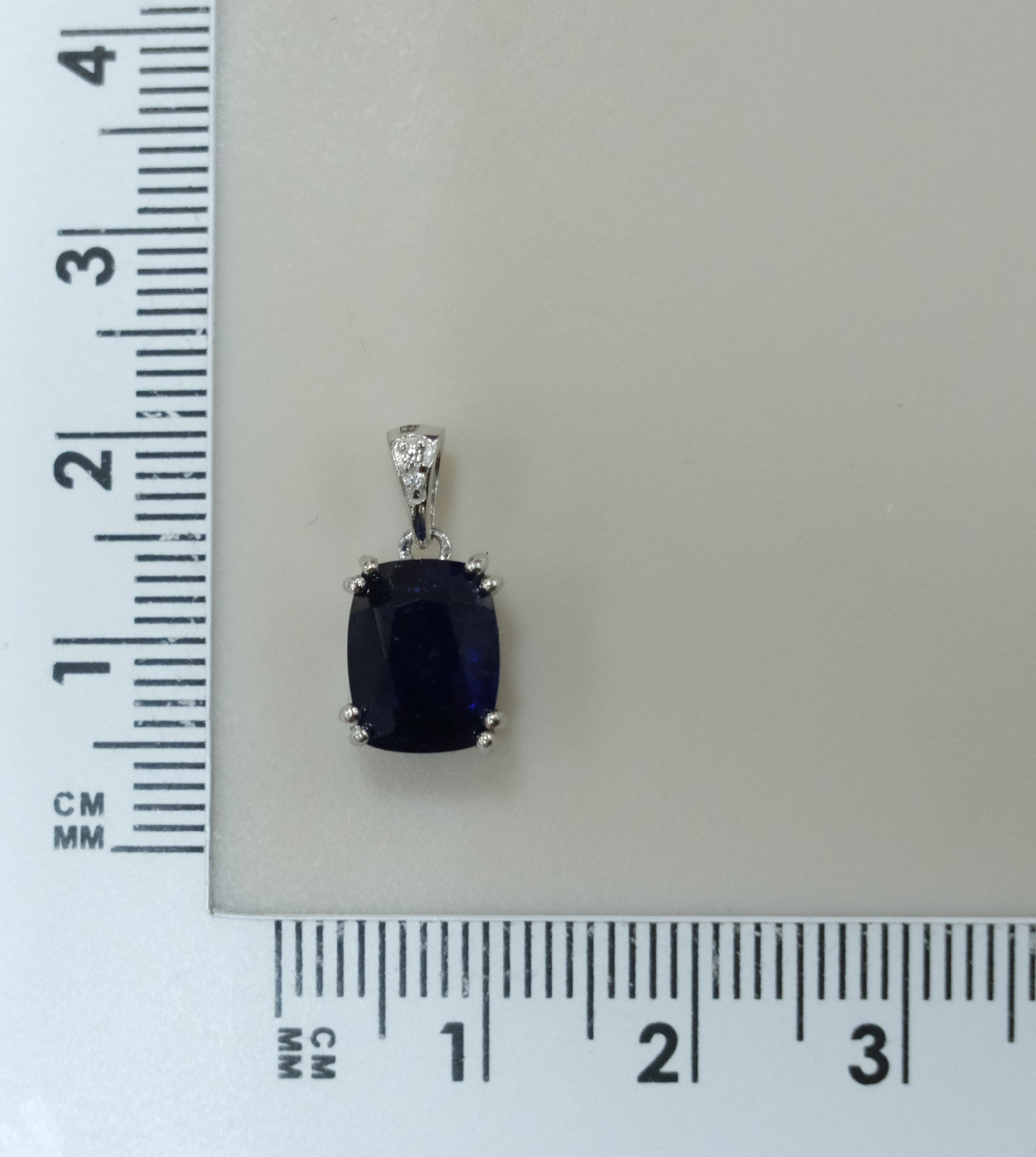 Серебряная подвеска с сапфиром